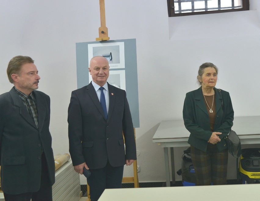 Burmistrz Sandomierza przekazał Muzeum niezwykle cenny dokument (ZDJĘCIA)  