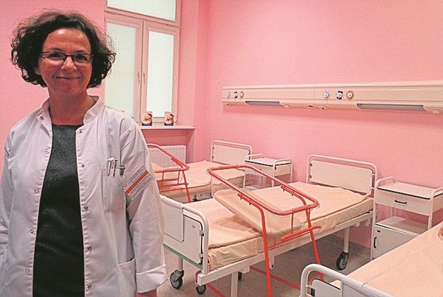 Dr Barbara Jankowska  chwali wygląd sal dla pacjentek.