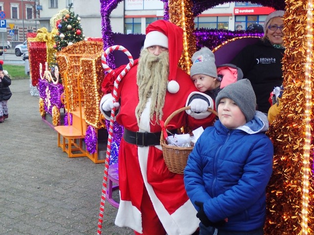 Mikołaj przyciągał nie tylko dzieci. 6 grudnia, wiadomo, mikołajki. Na pl. Wolności zawitał mikołaj z klubu "Łęg", który obdarowywał przechodniów, szczególnie dzieci, pięknymi pierniczkami. 