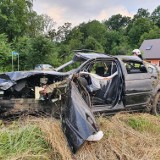 Lipnik. Doszczętnie zniszczone BMW. Auto wypadło z drogi i koziołkowało ścinając po drodze słup 