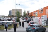 Sporo osób przed majówką robiło zakupy w kieleckich centrach ogrodniczych. Pełny parking przed Obi i Merkurym