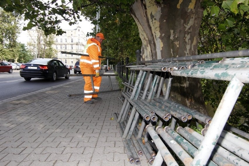 Wrocław: Na Podwalu demontują skorodowane barierki. Ale nowych nie będzie (ZDJĘCIA)