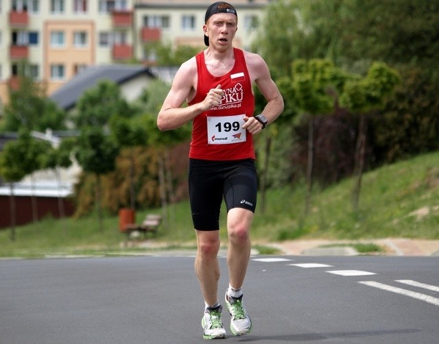 Piotr Myślak jako pierwszy, z dużą przewagą nad konkurentami, pokonał trasę półmaratonu