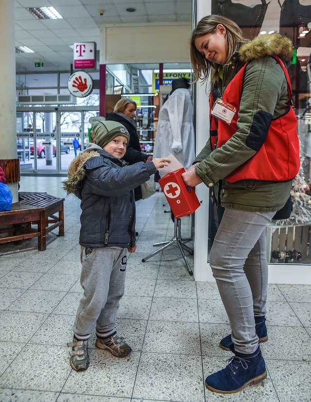 Mały Olek i Maja Turzyńska, wolontariuszka Polskiego Czerwonego Krzyża.