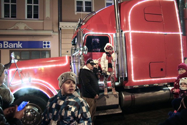 Na grudziądzki Rynek zajechała świąteczna czerwona  ciężarówka "Coca-Coli" a grudziądzanie tłumnie korzystali z atrakcji takich jak spotkanie z Mikołajem, wirtualna przejażdżka saniami, świąteczna fotobudka oraz gier i konkursów z nagrodami.