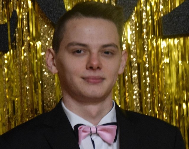 W piątek, 28 lutego poznaliśmy najpiękniejsze i najpiękniejszych tegorocznych maturzystów. Laureatami konkursu Mister Studniówki 2020 w powiecie szydłowieckim zostało trzech mężczyzn. Trzecie miejsce zajął Bartosz Karpeta, uczeń Zespołu Szkół imienia Korpusu Ochrony Pogranicza w Szydłowcu.