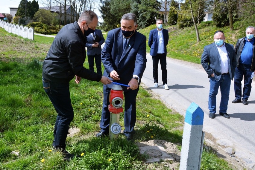 Wójt Józef Rysak (z prawej) odkręcił w Dobranowicach...