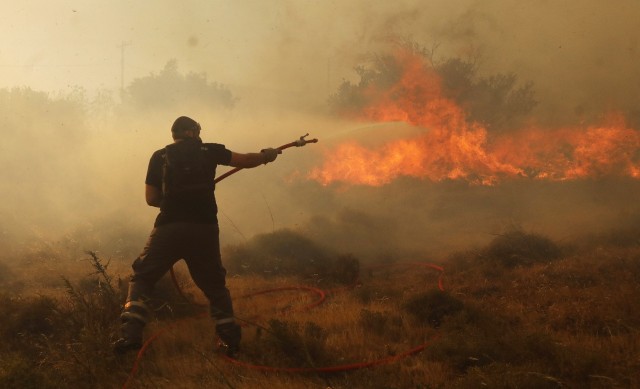 Strażacy walczą z pożarem w Grecji
