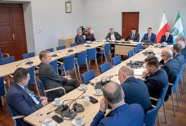 W Urzędzie Miasta i Gminy Myślenice samorządowcy różnych szczebli rozmawiali na temat komunikacji publicznej pomiędzy Krakowem a Myślenicami