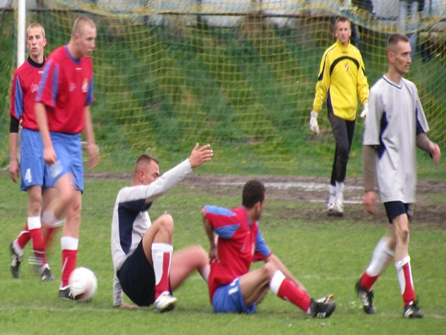 W zaleglym spotkaniu grupy pierwszej slupskiej klasy B, Gryf 95 II PGK Slupsk wygral z Dom-Star Domaradz 4:1 (3:0).