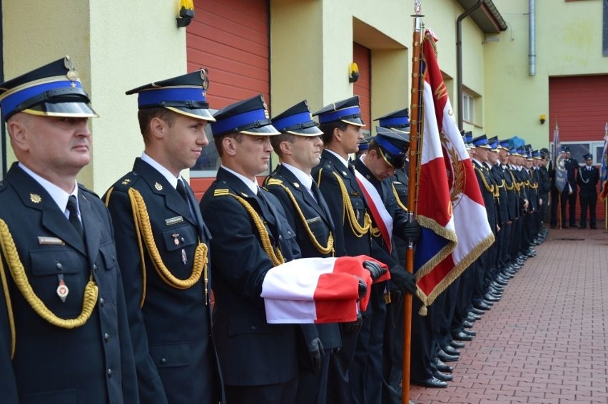 Dostali samochód za milion 200 tysięcy. Awanse i medale dla skarżyskich strażaków w dniu ich święta. Zobacz zdjęcia i filmy