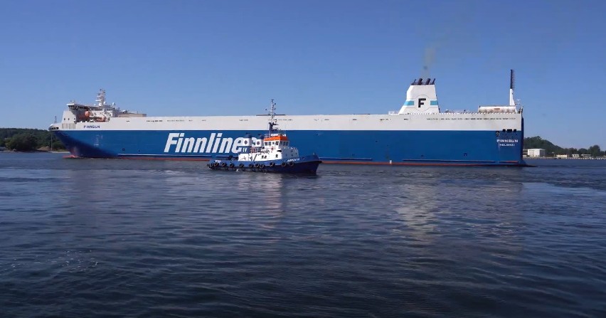 Przy nabrzeżu Rumuńskim w Porcie Gdynia, zacumował duży statek typu ro-ro. Port Gdynia testuje nowe połączenie