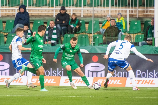 Warta Poznań po czterech porażkach z rzędu remisuje ze Stalą Mielec (0:0) i wreszcie może dopisać, chociaż punkt do swojego ligowego dorobku, dzięki czemu zbliżyli się do Legii Warszawa. Zieloni uznali jednak, że jesienią drzew już nie ma co sadzić i od sześciu spotkań drużyna nie dołożyła ani jednego trafienia w PKO BP Ekstraklasie. Podopieczni Piotra Tworka zmarnowali idealną okazję, by zbliżyć się do zespołów będących nad kreską i całkowicie zakopali się w strefie spadkowej.Zobacz, jak oceniliśmy zawodników "Dumy Wildy" w pojedynku ze Stalą (skala 1-10) --->