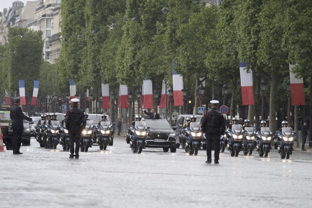 Nowy prezydent Francji Emmanuel Macron postaawił na rodzima markę. Na swoje auto wybrał DS 7 Crossback.Fot. DS France / N_Zwickel