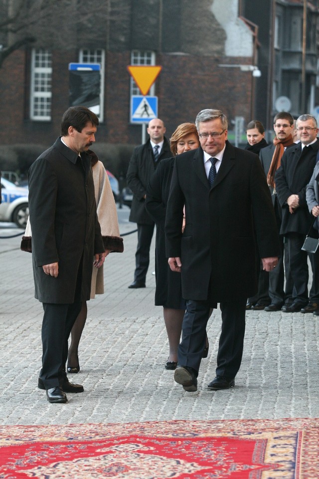 Bronisław Komorowski. Z pewnością do 10 maja jeszcze zobaczymy w Katowicach prezydenta. Niektórzy przypuszczają, że to właśnie on z premier Ewą Kopacz przedstawią jeszcze w kwietniu obiecywany "Plan dla Śląska" , którego stworzenie zaproponowała premier Kopacz po zimowych strajkach w Kompanii Węglowej.   Rząd, który nie zaprosił do prac nad programem przedstawicieli śląsko-dąbrowskiej "S" powinien pamiętać, że region i jego władze liczą na konkrety, a nie ogólniki przygotowne pod kampanię prezydencką, a potem parlamentarną.