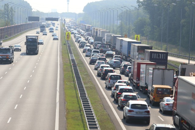 Na razie nie wiadomo, ile potrwają utrudnienia na A4. Korek ciągnie się od wysokości Kątów Wrocławskich prawie do Biskupic Podgórnych/  zdjęcie ilustracyjne