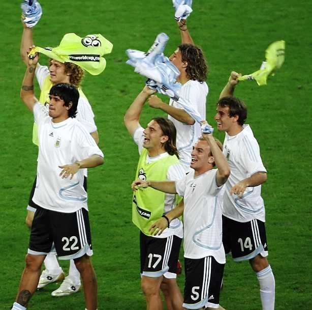 Piłkarze Argentyny po 120 minutach walki celebrowali sukces, machając koszulkami do kibiców.