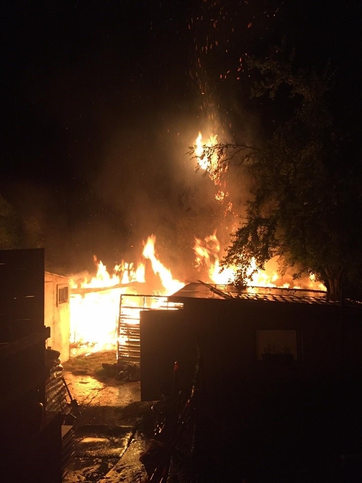 Pożar w gminie Michałowice. Zapalił się budynek gospodarczy, ogień zagrażał sąsiednim zabudowaniom