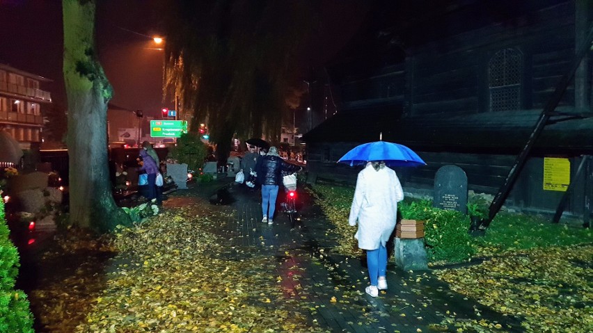 Mieszkańcy Strzelec Opolskich ruszyli w piątkowy wieczór na cmentarze. Wszystko z powodu obostrzeń epidemicznych