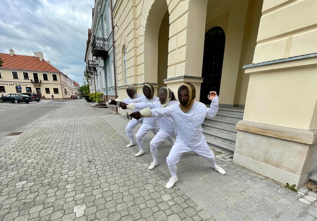 Rekonstruktorzy policyjni z Radomia tym razem dali pokaz szermierki. W szczytnym celu, bowiem zabiegają o budową pomnika Kazimierza Paździora.