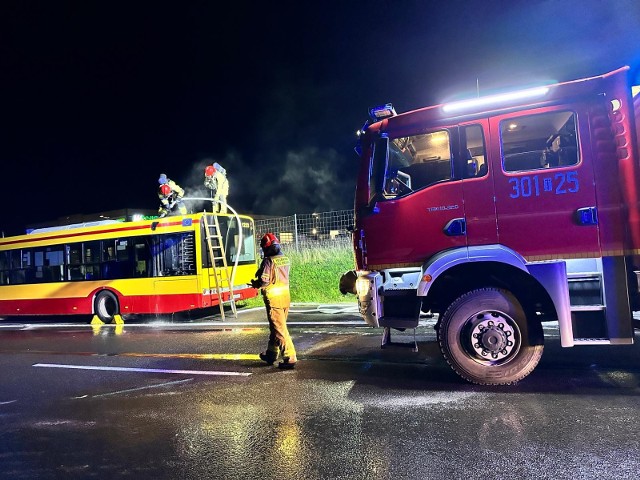 Pożar autobusu na S7 w Gruszce.