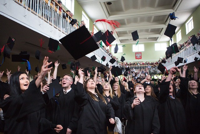 335 studentów uroczyście pożegnało się w piątek z Akademią Pomorską.