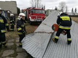 Wichura w Wodzisławiu Ślaskim uszkodziła kilkadziesiąt dachów. Strażacy wciąż w akcji ZDJĘCIA