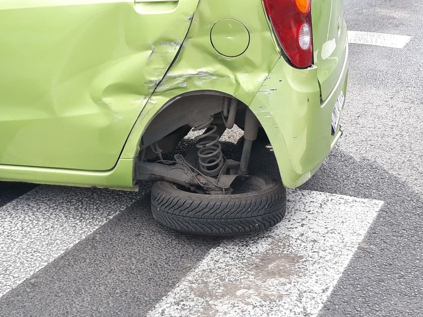 Wypadek na Zachodniej. Hyundai zderzył się z BMW i uderzył w latarnię
