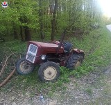 Po pijaku wsiadł na ciągnik, spadł z niego i sam siebie przejechał. A na koniec zawiadomił policję