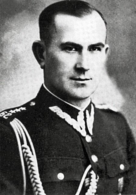 Władysław Liniarski urodził się 23 listopada 1897 r. niedaleko Szczekocin, znanych z przegranej bitwy okresu powstania kościuszkowskiego. W domu cieśli i morgownika (niewiele ponad hektar gruntu) bywało biednie, ale Władysław dotarł do seminarium nauczycielskiego, zaliczył rok.
