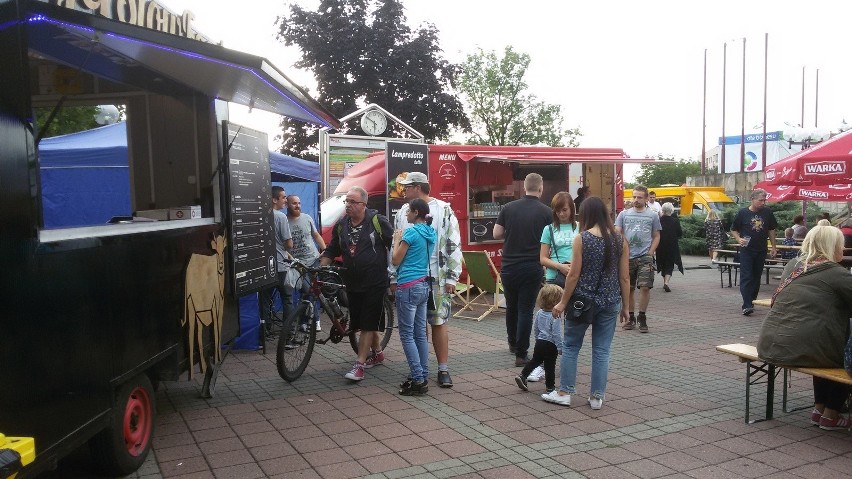 Jaworzno: Food trucki przed halą widowiskowo-sportową i dobra muzyka [ZDJĘCIA]