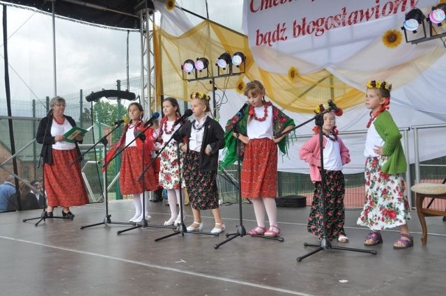 Na scenie ludowy zespół dziecięcy Jagódki ze Szkoły Podstawowej w Majdowie.