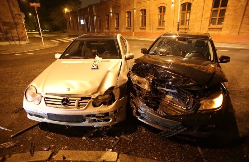 Wypadek na Tymienieckiego przy Sienkiewicza. Kierowca nie stanął na STOPIE [zdjęcia]