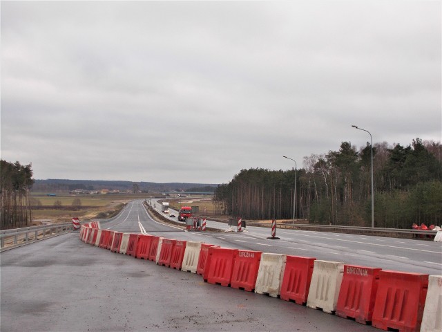 W tym miejscu dziś od godziny 12  samochody kierowane będą na nową jezdnię drogi ekspresowej (dł. 2,7 km)