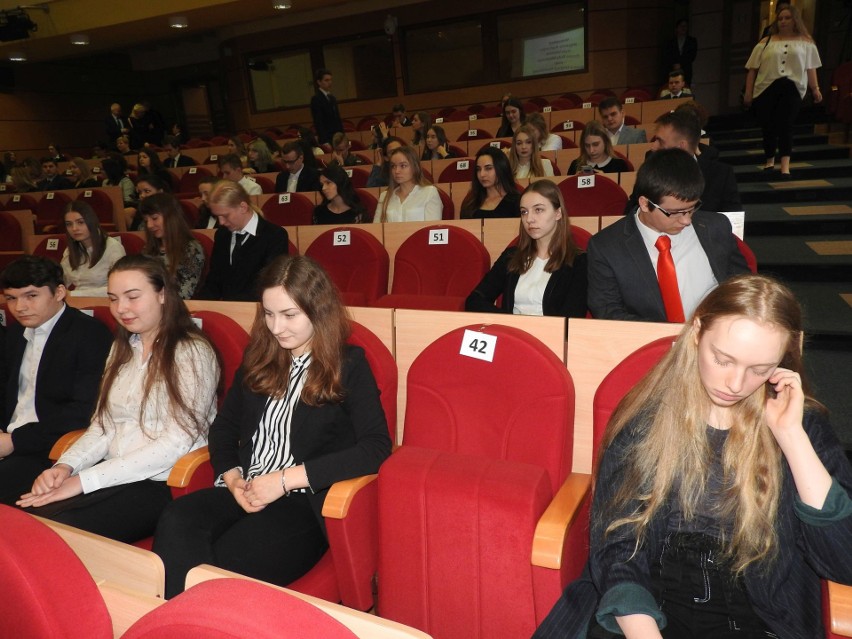 Podlaski Urząd Wojewódzki. 147 najlepszych uczniów otrzymało...