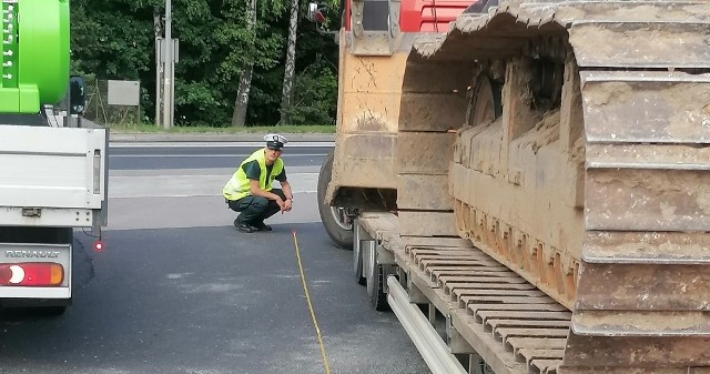 Funkcjonariusze podlaskiej Inspekcji Transportu Drogowego zatrzymali do kontroli ciężarówkę przewożącą spychacz gąsienicowy.