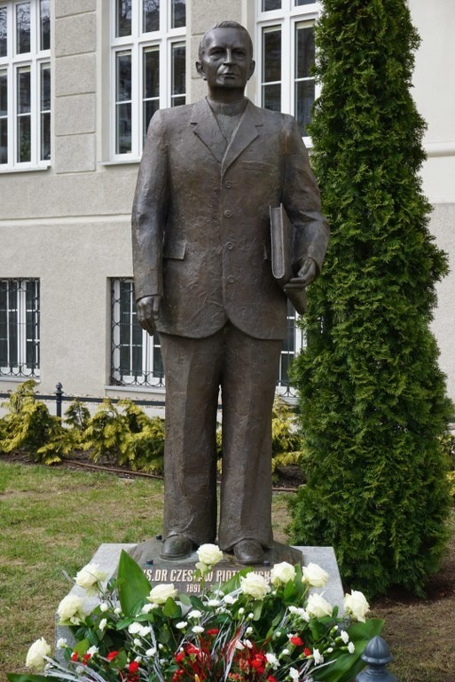 Pomnik ks. Piotrowskiego w końcu stanął przy szkole przy ul....
