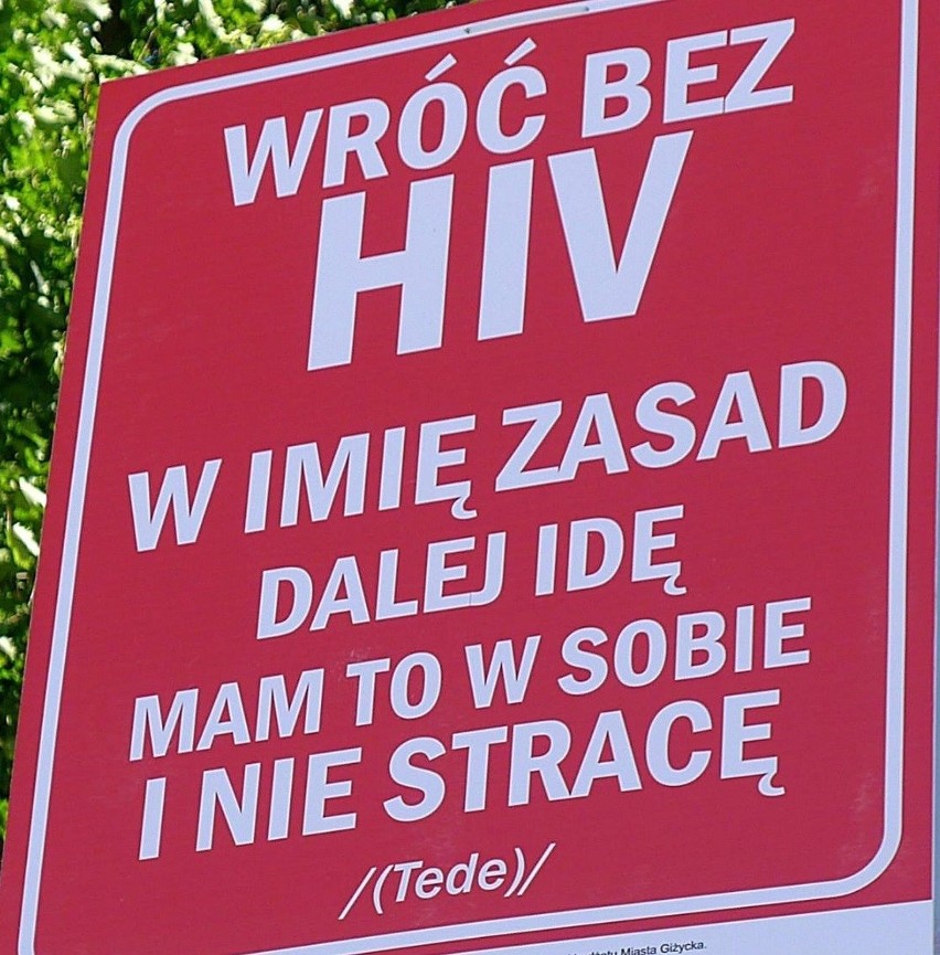 W Ełku wywieszono tablice z hasłem "Wróć bez HIV". Mają...