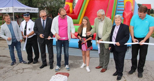 Długa, biała wstęga na otwarcie - tak oddano do użytku nowy plac dla zabaw w Gabułtowie koło Kazimierzy Wielkiej.