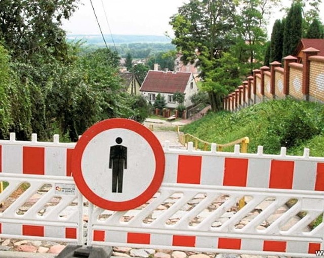 Kamienne Schodki w Łomży prowadzą ze Starego Rynku nad Narew