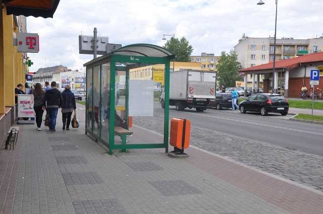 Z przystanku przy ulicy Wyszyńskiego korzystają głównie pasażerowie autobusów Komunikacji Miejskiej. Tuż obok jest blok mieszkalny, przejście na podwórko i do klatek schodowych