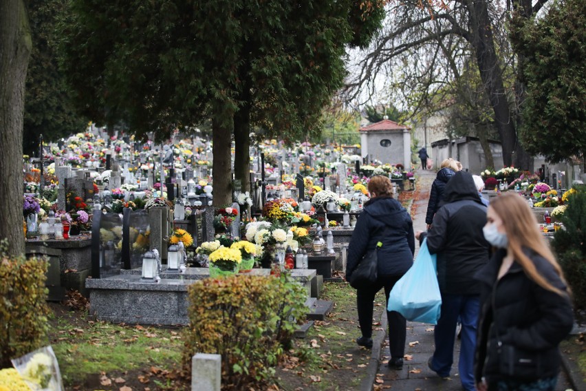 Krakowianie nadrabiają świąteczne odwiedziny na cmentarzach. A sprzedawcy chryzantem i zniczy - handlowe zaległości