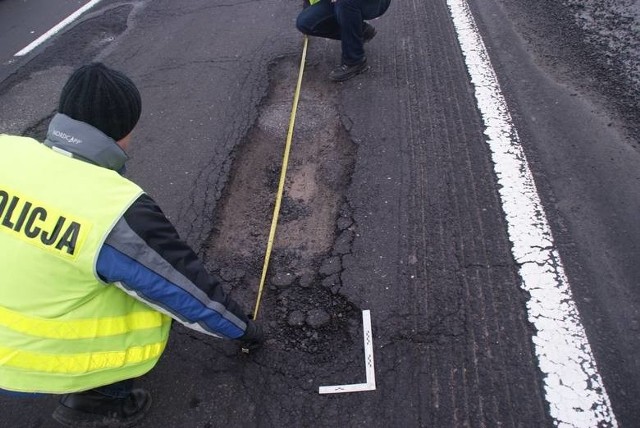 Dziury na gierkówce maja po kilkadziesiąt centymetrów długości...