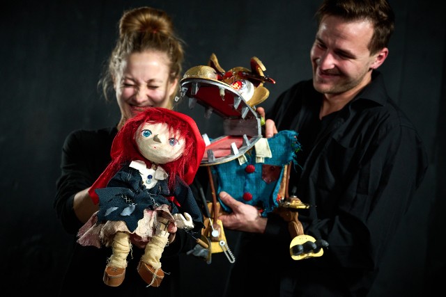 Magdalena Bednarek i Dariusz Czarniecki z lalkami ze spektaklu