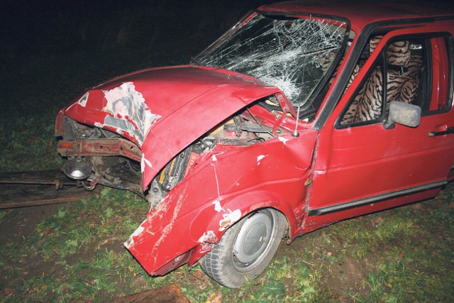 Kierowca, który rozbił to auto na drzewie, uciekł z miejsca zdarzenia