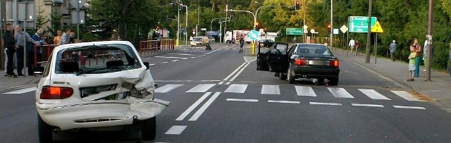 Rozpędzone audi uderzyło w forda escorta. Sprawcy zbiegli z miejsca wypadku. Nie udzielili pierwszej pomocy!