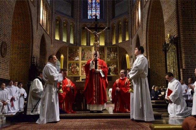 Triduum Paschalne 2020 online. Gdzie oglądać mszę św. w Wielki Czwartek i Wielki Piątek? Transmisja online i w TV