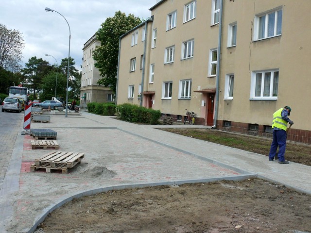 Nowo powstały parking przy ulicy Popiełuszki 36 pozwoli właścieielom aut parkować przy bloku.