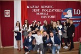Uroczyste zakończenie roku dla absolwentów liceum w Wodzisławiu. Tegorocznych maturzystów żegnali młodsi koledzy