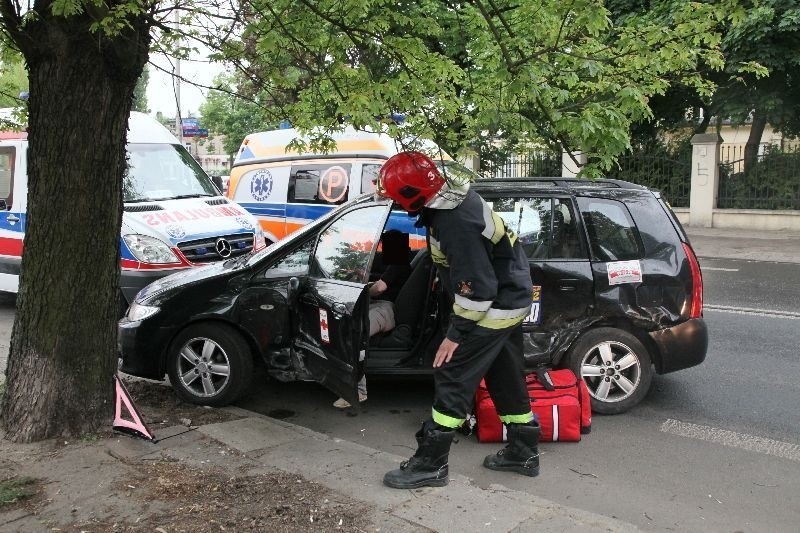 Wypadek na Żeromskiego. Trzy osoby ranne w zderzeniu taksówki z osobówką [ZDJĘCIA]
